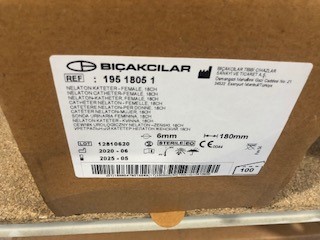 SONDE VESICALE SANS BALLONNET POUR SONDAGE INTERMITTENT - FEMME - PVC - 2 ILS LATERAUX DECALES - EXTREMITE DROITE TYPE NELATON - CH 18 - 15 CM - ROUGE - BTE DE 100