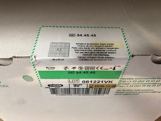 CHAMP OPERATOIRE TROUE ADHESIF - 2 COUCHES - 45 X 45 CM - TROU DIAM 6 CM - SIMPLE EMBALLAGE - SACHET 1 - BTE DE 80 (vygon)